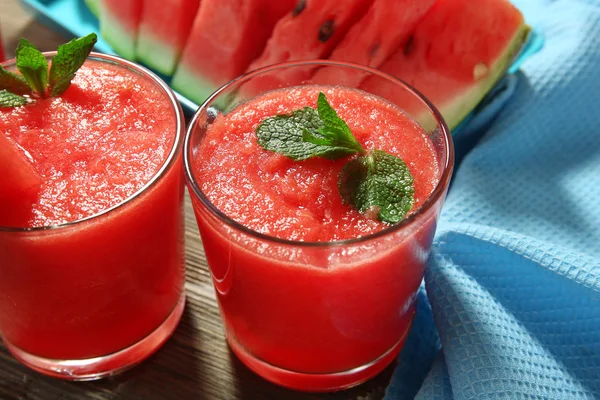 Gläser Wassermelonensaft auf Holztisch, Nahaufnahme — Stockfoto