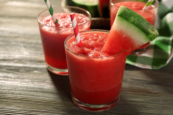 Glasögon av vattenmelon juice på träbord, närbild — Stockfoto