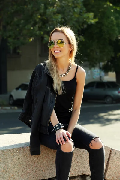 Chica joven posando en la calle de la ciudad — Foto de Stock