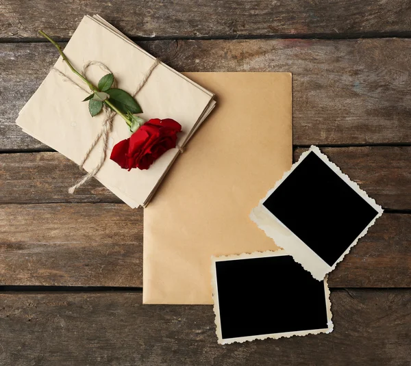Lege oude foto's met brieven en prachtige rose — Stockfoto