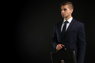 Evrak çantası ile takım elbiseli şık adam 