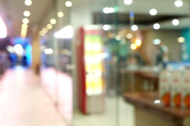 Büyük parlak ışıklı mağaza