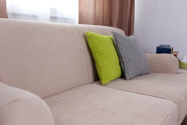 Yastıklı rahat bir kanepe