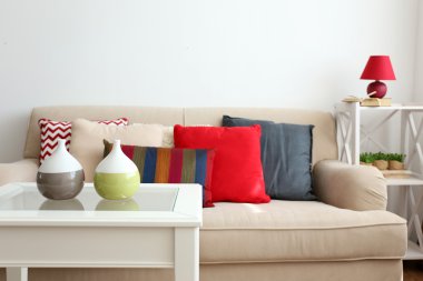 Güzel yastıklar ile bej kanepe