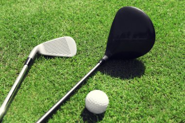 golf kulüpleri ve topu