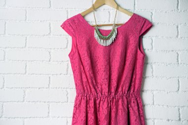 Kolye askısı duvar üzerinde