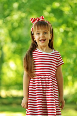 Parktaki küçük kız.