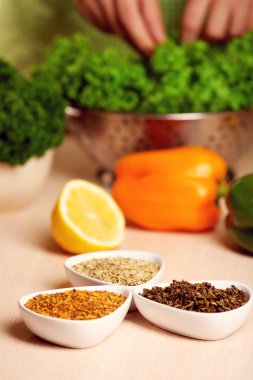 Baharat mutfak masasının üzerinde seramik kaplar içinde çeşitli