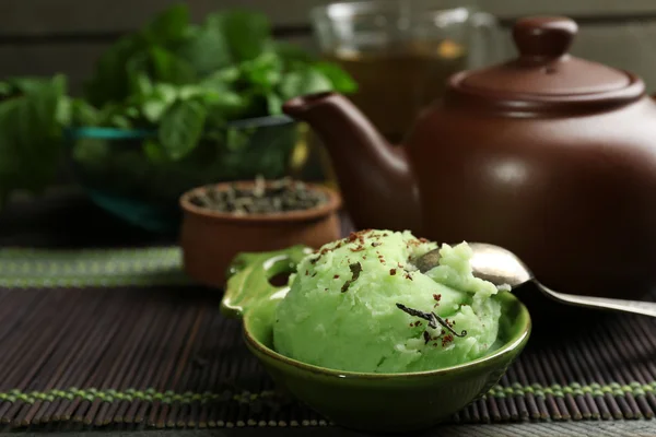自制绿茶冰淇淋上竹凉席，木质的背景 — 图库照片