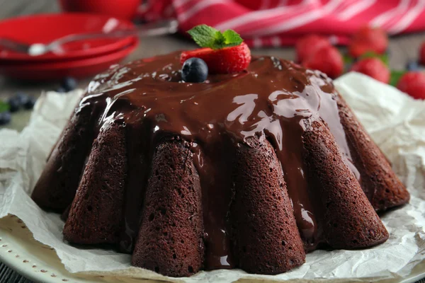 Pyszne ciasto czekoladowe z jagody w talerz na stole, zbliżenie — Zdjęcie stockowe