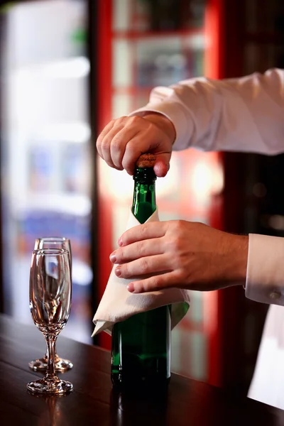 Retrato de barman bonito — Fotografia de Stock