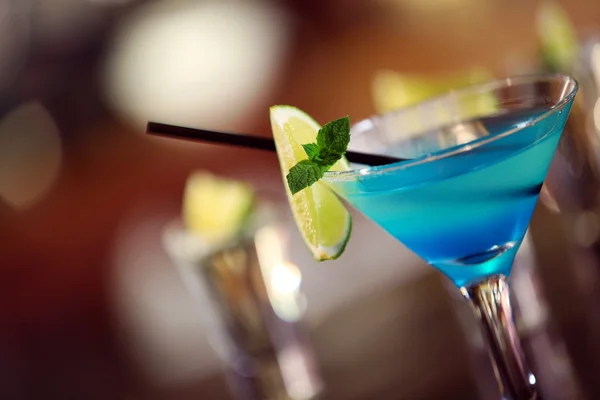 Glasögon av cocktails på bar bakgrund — Stockfoto