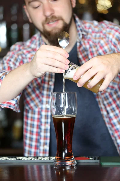 O barman está a servir cerveja. — Fotografia de Stock
