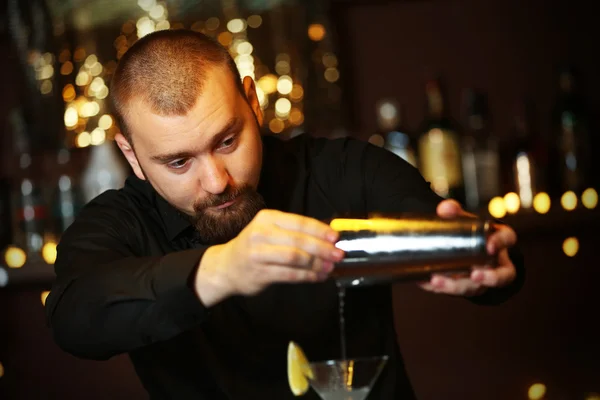 Barman fazendo coquetel — Fotografia de Stock