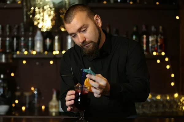 Barkeeper macht Cocktail — Stockfoto