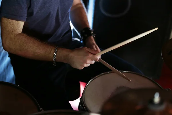 Schlagzeuger mit Holzstäben und Trommeln — Stockfoto