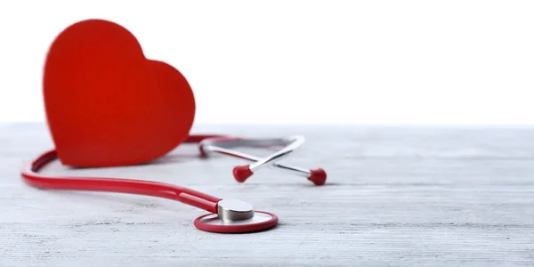 Красный стетоскоп с сердцем — стоковое фото