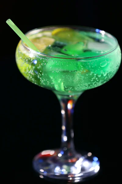 Bicchiere di cocktail su sfondo scuro — Foto Stock