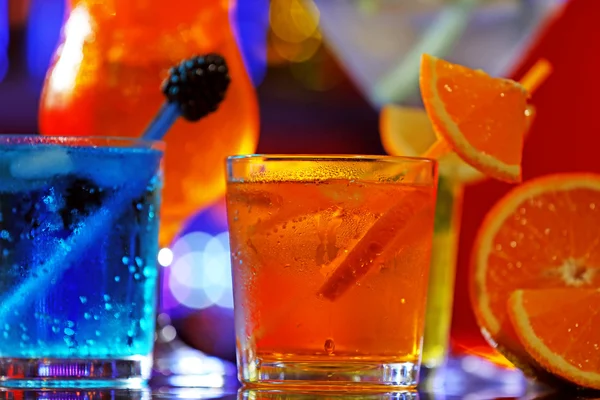 Glasses of cocktails on table close up — Stock Photo, Image