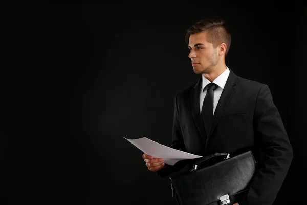 Homem elegante de terno com pasta — Fotografia de Stock