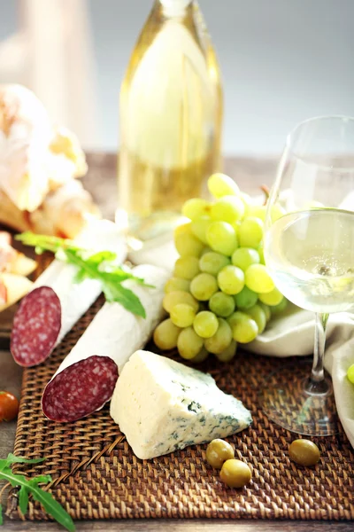 Natureza morta com vários tipos de comida italiana e vinho — Fotografia de Stock