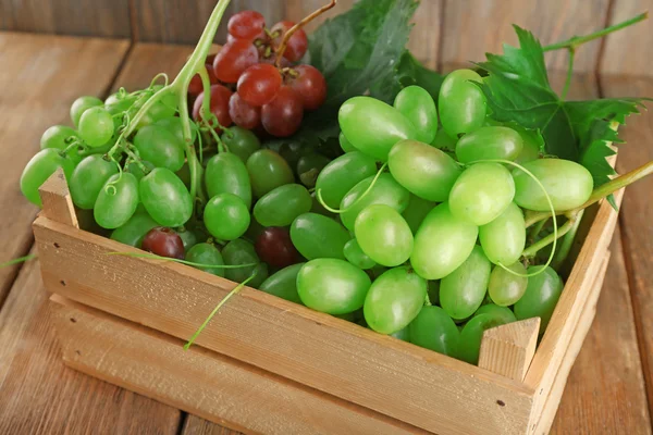 Белый и красный виноград в деревянной коробке — стоковое фото