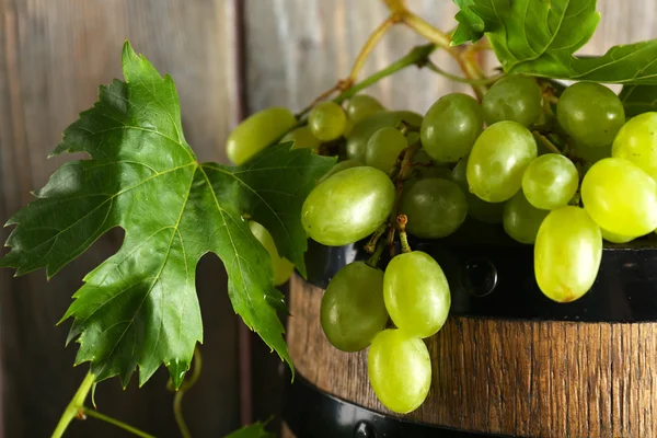 Bunch of white grape on wooden barrel — Stock Photo, Image