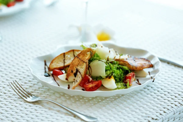 Schmackhafter Salat auf weißem Tisch, im Freien — Stockfoto