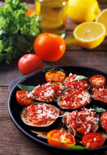 Verdure al forno in padella sul tavolo di legno — Foto Stock