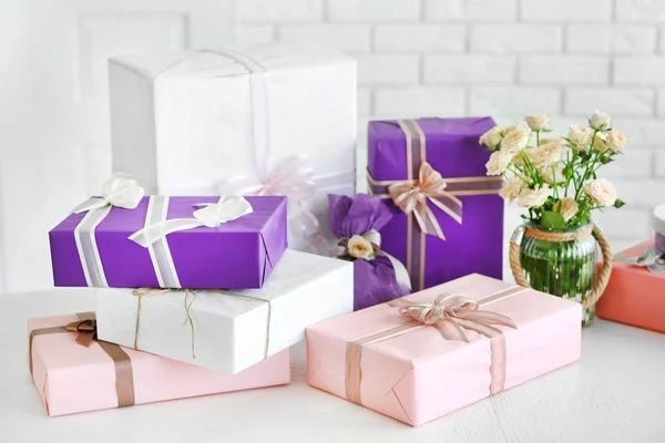 Gift boxes and flowers — Stock Photo, Image