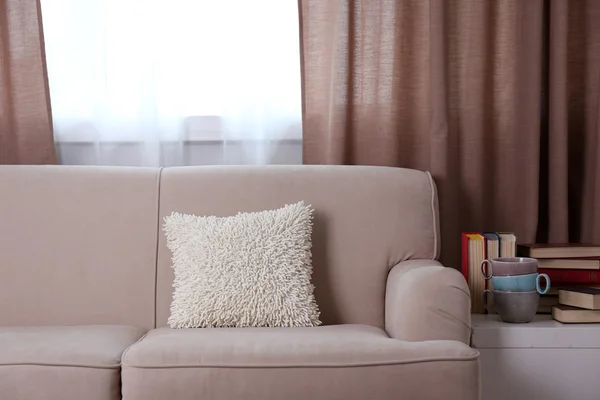 Bequemes Sofa mit Kissen — Stockfoto