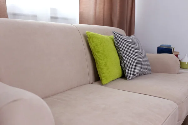 Удобный диван с подушками — стоковое фото