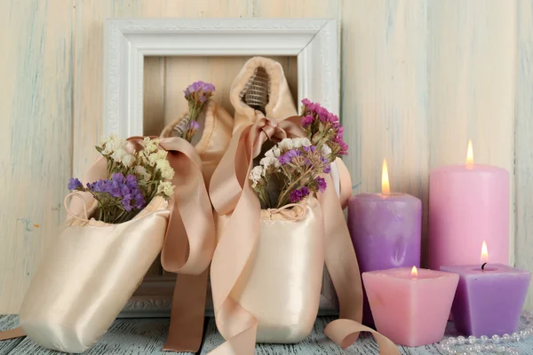 Versierd met bloemen en kaarsen ballet schoenen — Stockfoto