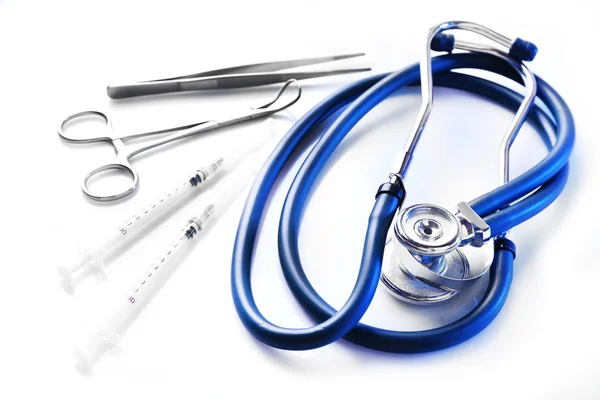 Stethoscoop en chirurgie instrumenten op witte achtergrond, close-up — Stockfoto