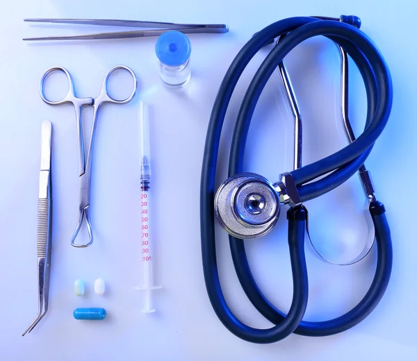 Stethoscoop met medische apparatuur op witte achtergrond, close-up — Stockfoto