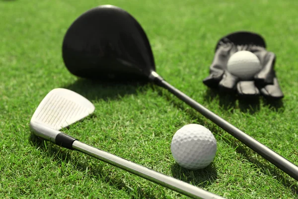 Golf club con palla e glov nero — Foto Stock