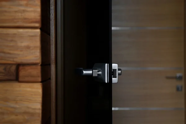 Porta aperta con serratura moderna — Foto Stock