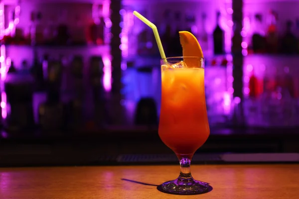 Alkohol cocktailbar på — Stockfoto