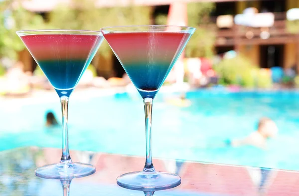 Cocktails on swimming pool — Stock Photo, Image