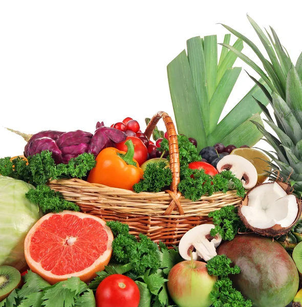 Frutas jugosas y verduras sabrosas aisladas en blanco — Foto de Stock