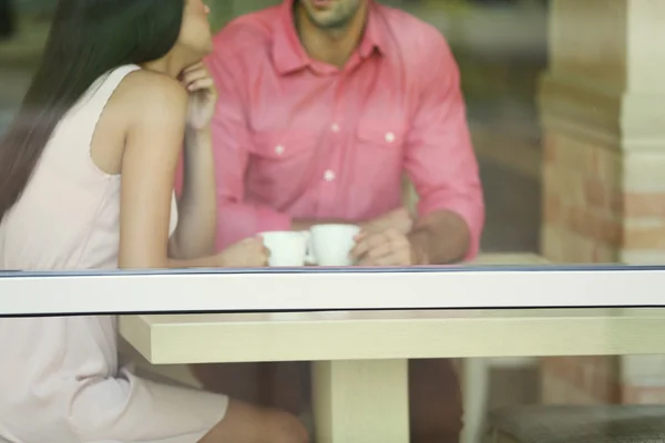 Pareja joven bebiendo té —  Fotos de Stock