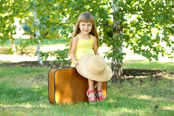 Menina com mala de viagem — Fotografia de Stock