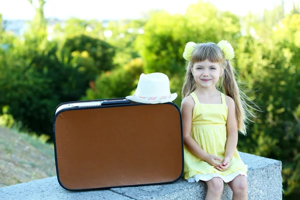 Menina com mala de viagem — Fotografia de Stock