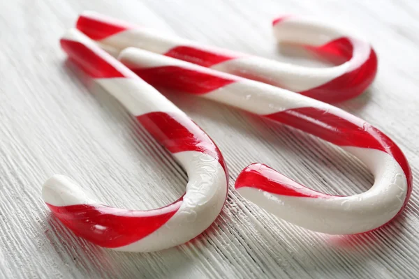 Canes de caramelo de Navidad en primer plano de la mesa —  Fotos de Stock