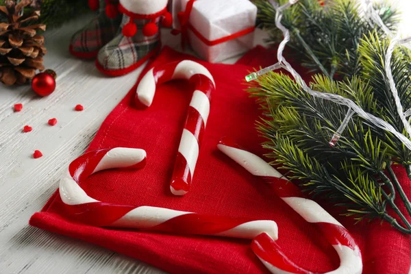 Canes de caramelo de Navidad en primer plano de la mesa — Foto de Stock