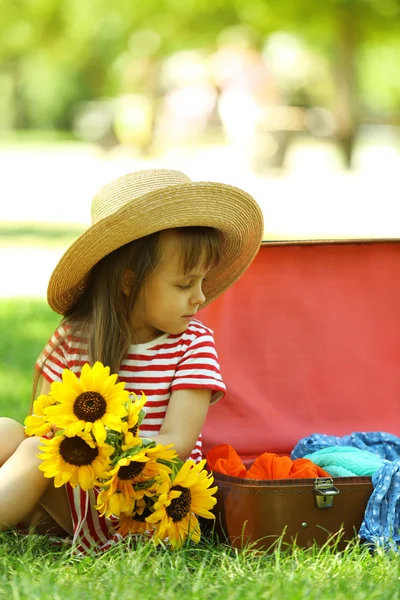 Ayçiçeği ile küçük kız — Stok fotoğraf