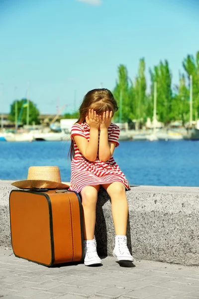 Little girl with suitcase — Stock Photo, Image