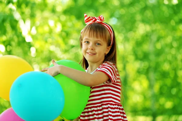 Mała dziewczynka bawiąca się w parku — Zdjęcie stockowe
