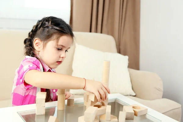 小女孩在玩方块游戏 — 图库照片
