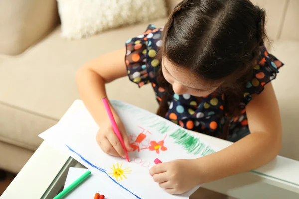 Cute little girl drawing picture — Stock Photo, Image